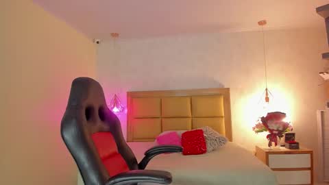 Snapshot of larsonmia chatting on February 2026 12:25:01 PM MIA online show from February 2026 12:25:01 PM