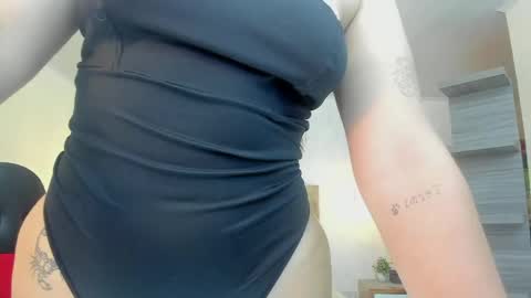 Snapshot of larsonmia chatting on April 2026 12:21:01 PM MIA online show from April 2026 12:21:01 PM