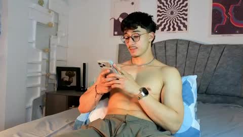 Snapshot of latinguyxl chatting on April 2026 01:11:02 AM Logan online show from April 2026 01:11:02 AM