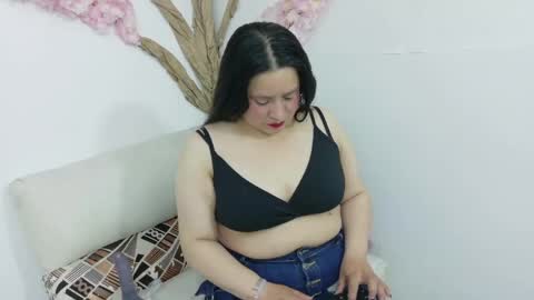 Snapshot of laura__castillo_ chatting on May 2026 12:11:02 PM online show from May 2026 12:11:02 PM
