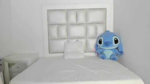 laura__js_ online show from November 2025 04:11:02 AM