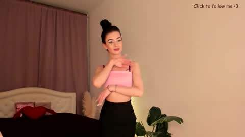 Laura online show from October 2025 07:52:01 PM