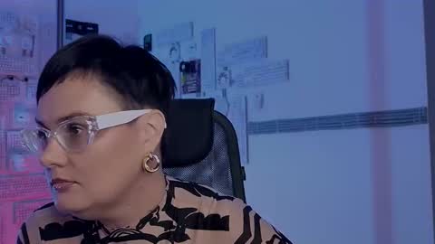 lauradavidsons online show from November 2025 06:41:02 PM