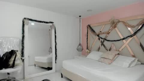 laura  online show from December 2025 08:59:01 PM