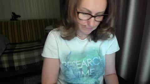 Snapshot of lauraoven1 chatting on April 2026 06:03:02 PM Lauraoven1 online show from April 2026 06:03:02 PM