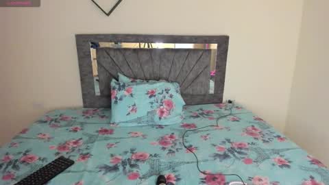 laurasofia01 online show from November 2025 02:02:01 AM