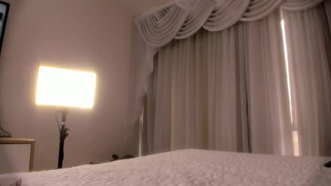 Lauren Saenz online show from September 2025 12:05:01 PM