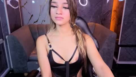 Laurita  online show from November 2025 07:56:01 PM