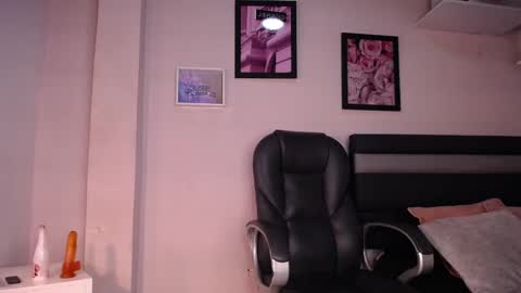 Snapshot of lauwild_ chatting on January 2026 11:26:01 AM LauWild online show from January 2026 11:26:01 AM