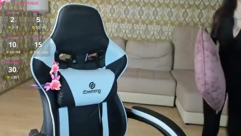 laylaura online show from May 2026 10:01:01 AM