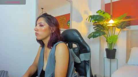 Snapshot of laylax_ chatting on April 2026 12:06:02 PM L A Y L A online show from April 2026 12:06:02 PM