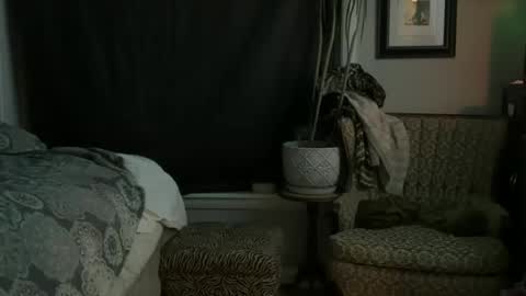 Snapshot of lc3333333 chatting on October 2025 05:28:02 AM Milfandgentleman online show from October 2025 05:28:02 AM