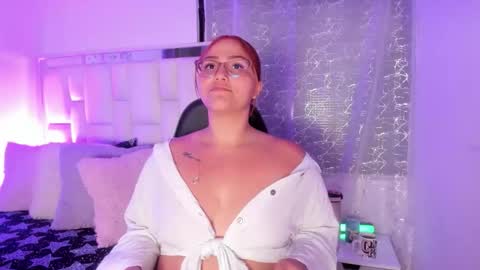 Snapshot of leahbarker chatting on April 2026 02:10:01 AM Leah online show from April 2026 02:10:01 AM