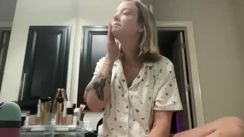 Snapshot of leanneluxecouple chatting on November 2025 12:17:01 PM leanneluxecouple online show from November 2025 12:17:01 PM