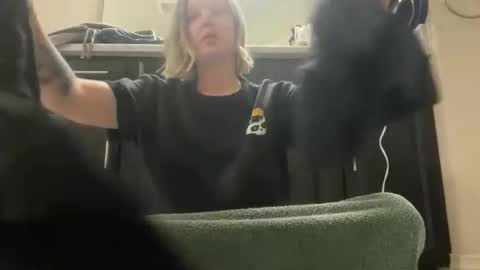 Snapshot of leanneluxecouple chatting on November 2025 11:27:01 AM leanneluxecouple online show from November 2025 11:27:01 AM