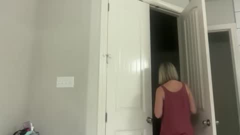 Snapshot of leanneluxecouple chatting on November 2025 12:27:02 PM leanneluxecouple online show from November 2025 12:27:02 PM