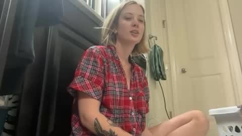 Snapshot of leanneluxecouple chatting on December 2025 11:30:02 AM leanneluxecouple online show from December 2025 11:30:02 AM