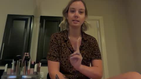 Snapshot of leanneluxecouple chatting on December 2025 11:30:02 AM leanneluxecouple online show from December 2025 11:30:02 AM