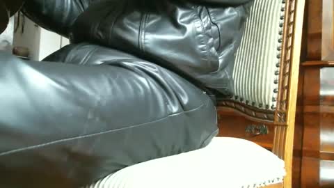 Leathermotocross online show from December 2024 01:20:02 PM