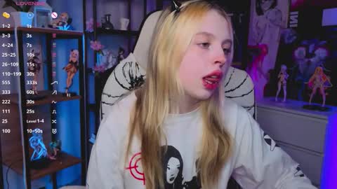 Snapshot of leiladwight chatting on November 2025 04:07:02 PM Leila online show from November 2025 04:07:02 PM