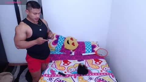 Snapshot of leo_muscleboy chatting on February 2025 01:11:01 AM Leo online show from February 2025 01:11:01 AM