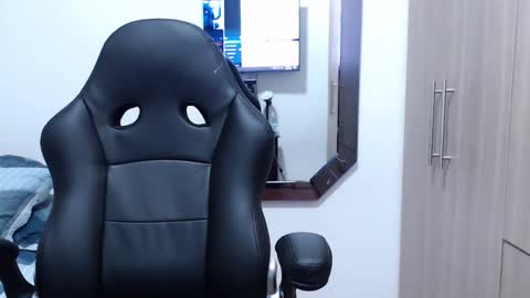 Snapshot of leo_muscleboy chatting on February 2026 12:48:01 AM Leo online show from February 2026 12:48:01 AM