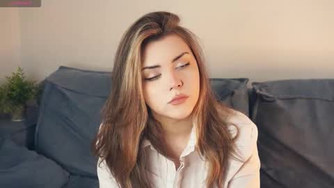 Mia online show from December 2025 07:47:02 AM