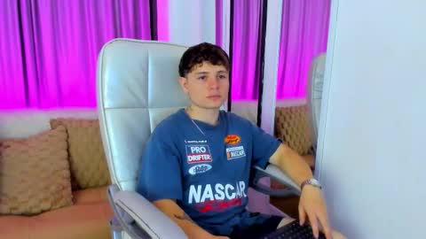 Snapshot of leoo_miller chatting on November 2025 04:33:02 AM Leo online show from November 2025 04:33:02 AM