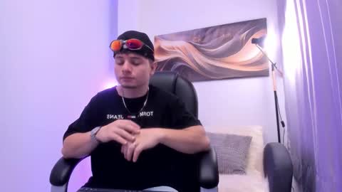 Snapshot of leoo_miller chatting on November 2025 04:23:02 AM Leo online show from November 2025 04:23:02 AM