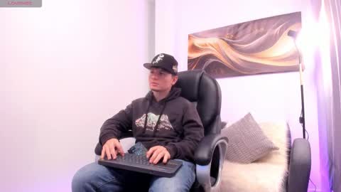 Snapshot of leoo_miller chatting on November 2025 04:01:02 AM Leo online show from November 2025 04:01:02 AM