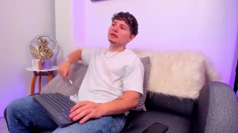 Snapshot of leoo_miller chatting on November 2025 04:27:01 AM Leo online show from November 2025 04:27:01 AM