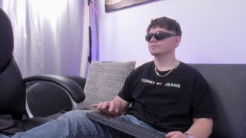 Snapshot of leoo_miller chatting on December 2025 04:52:01 AM Leo online show from December 2025 04:52:01 AM