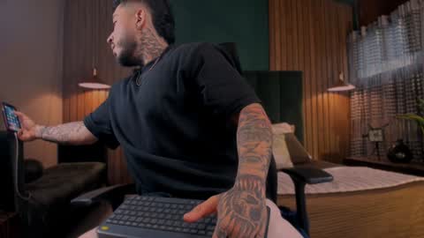 Snapshot of leosalvatore_ chatting on January 2025 01:04:02 PM Leo Salvatore online show from January 2025 01:04:02 PM