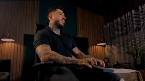 Snapshot of leosalvatore_ chatting on February 2025 04:05:01 AM Leo Salvatore online show from February 2025 04:05:01 AM