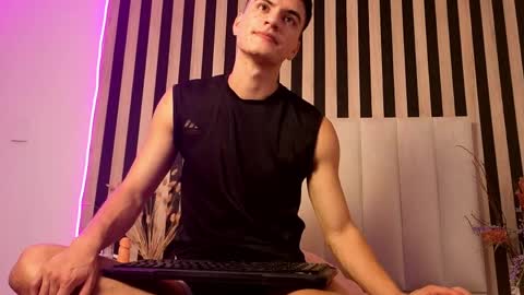 Snapshot of leotease chatting on June 2026 07:42:01 PM leotease online show from June 2026 07:42:01 PM