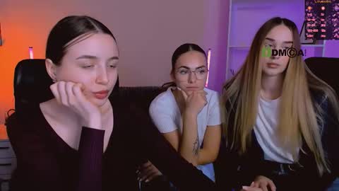 leslie_bird online show from November 2025 10:07:01 AM