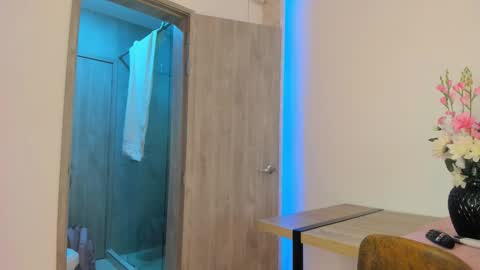 LeslieBush online show from November 2025 08:18:01 PM