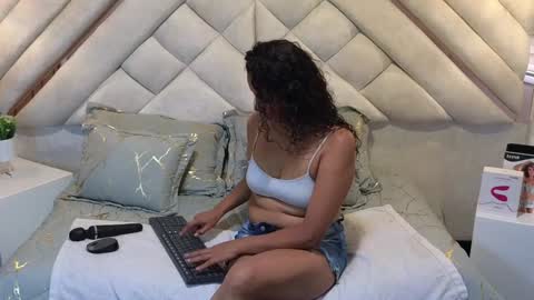 Snapshot of leslyflorez chatting on February 2025 09:50:02 PM Lesly online show from February 2025 09:50:02 PM