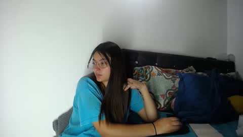 lessliee online show from December 2024 04:17:01 PM