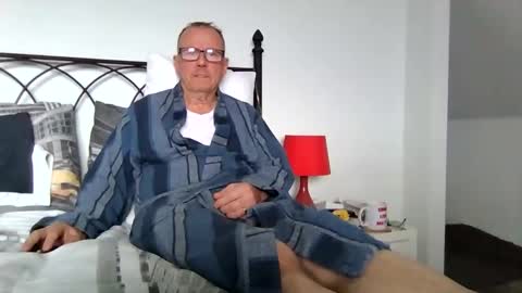 Snapshot of letmestrip chatting on September 2025 07:52:02 AM paul online show from September 2025 07:52:02 AM