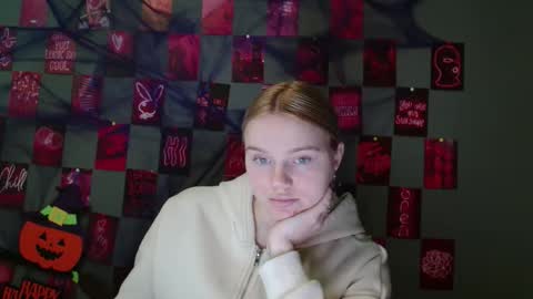 Snapshot of leyla_le chatting on October 2025 07:43:02 AM Leyla online show from October 2025 07:43:02 AM