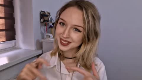 Mia online show from November 2025 10:15:01 AM