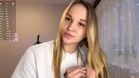 Mia online show from December 2025 01:18:02 PM