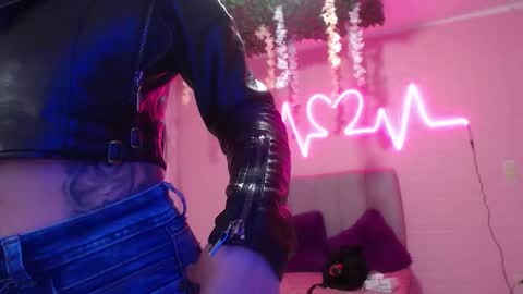 Lia online show from December 2025 01:28:02 PM