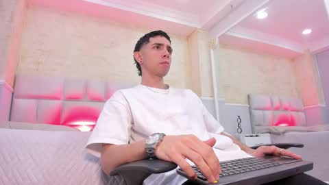 Snapshot of liiamhudson_ chatting on February 2025 04:40:01 AM L I I A M online show from February 2025 04:40:01 AM