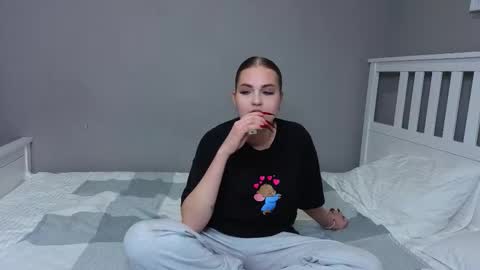 Snapshot of lil_honey_bunny chatting on October 2025 01:41:02 PM Emma online show from October 2025 01:41:02 PM