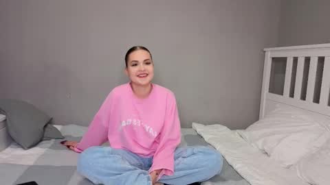 Snapshot of lil_honey_bunny chatting on October 2025 10:57:02 AM Emma online show from October 2025 10:57:02 AM