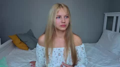 Snapshot of lil_tasty33 chatting on October 2025 09:52:02 AM Emma online show from October 2025 09:52:02 AM