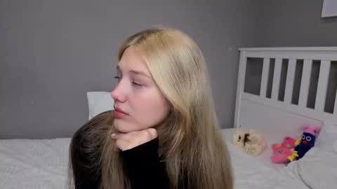 Snapshot of lil_tasty33 chatting on November 2025 10:03:01 AM Emma online show from November 2025 10:03:01 AM