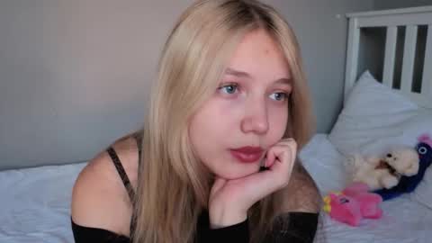 Snapshot of lil_tasty33 chatting on November 2025 09:59:02 AM Emma online show from November 2025 09:59:02 AM